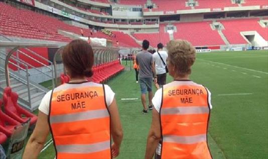 Seguridad garantizada: 30 madres vigilaron un partido de fútbol en Brasil