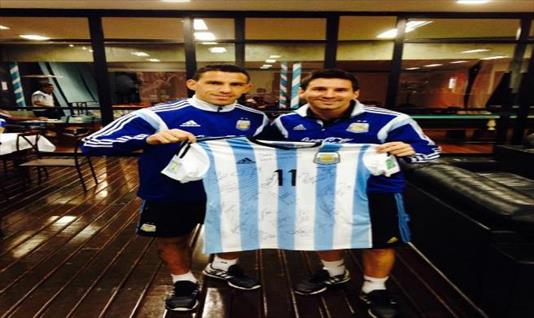 El plantel argentino le regaló una camiseta autografiada a Francisco