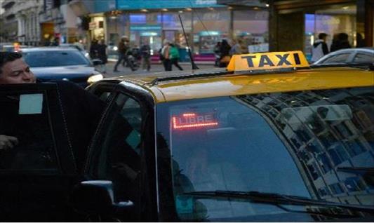 Cinco jóvenes fueron detenidos tras ser perseguidos en taxi por la víctima 