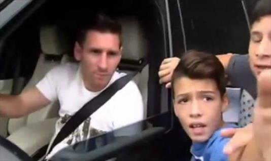 Un niño español se vuelve loco por conseguir una foto junto a Messi
