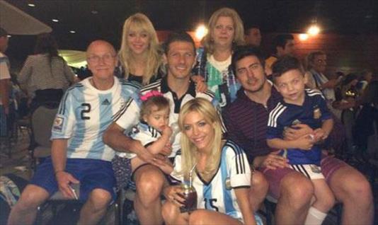 El encuentro de Martín Demichelis con sus hijos y Evangelina Anderson después del partido